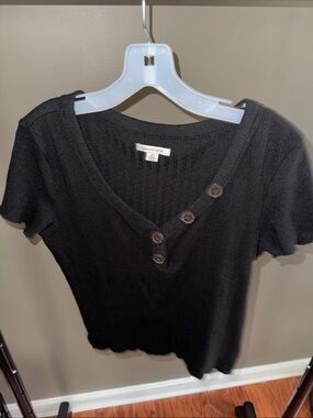 American Eagle Outfitters Black Short Sleeve V-Neck Button Accent Top
